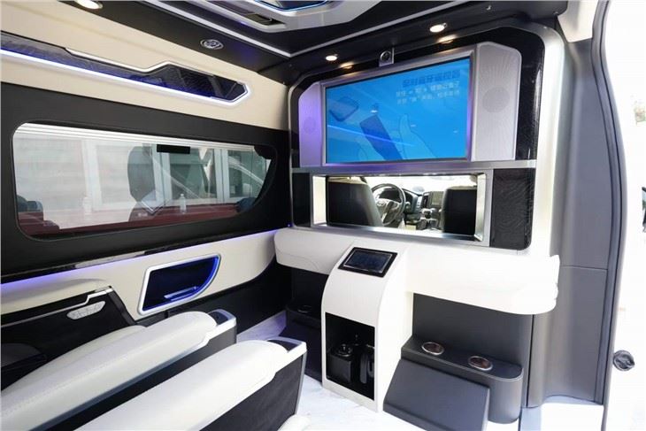 Pamatojoties uz Toyota Hiace Luxury starpsienu