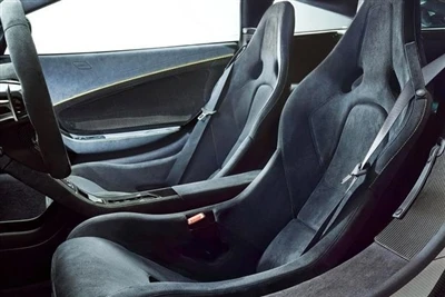Kādi ir automašīnas sēdekļu materiāli?