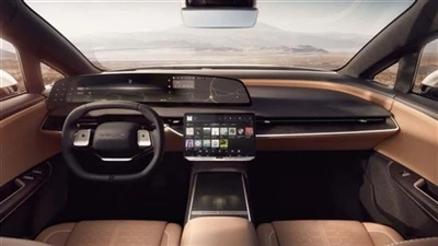 Zvejas puisis Ekstāzes Tesla Vietējais vecais sāncensis Lucid Jauns Auto izla...