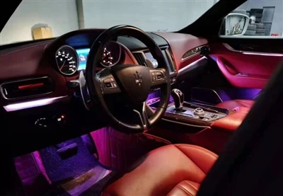 Maserati Levante pārbūvē 64-krāsu apgaismojumu, lai bagātinātu interjera vērt...