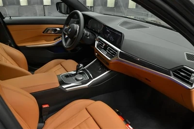 BMW iepazīstināja ar jaunu modificētu BMW 330i versiju.
