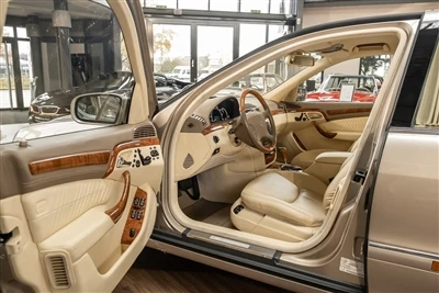 Kāda ir atšķirība starp Mercedes W220 un W221?