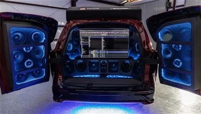 Modificētā Toyota Sienna pārvēršas par mobilo zemfrekvences skaļruni
